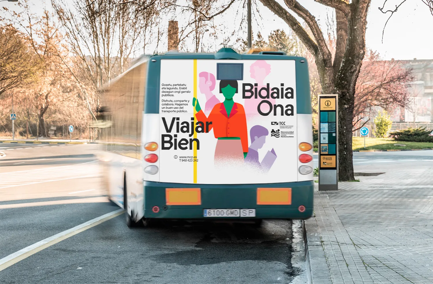 Trasera de un autobús con la campaña Viajar Bien