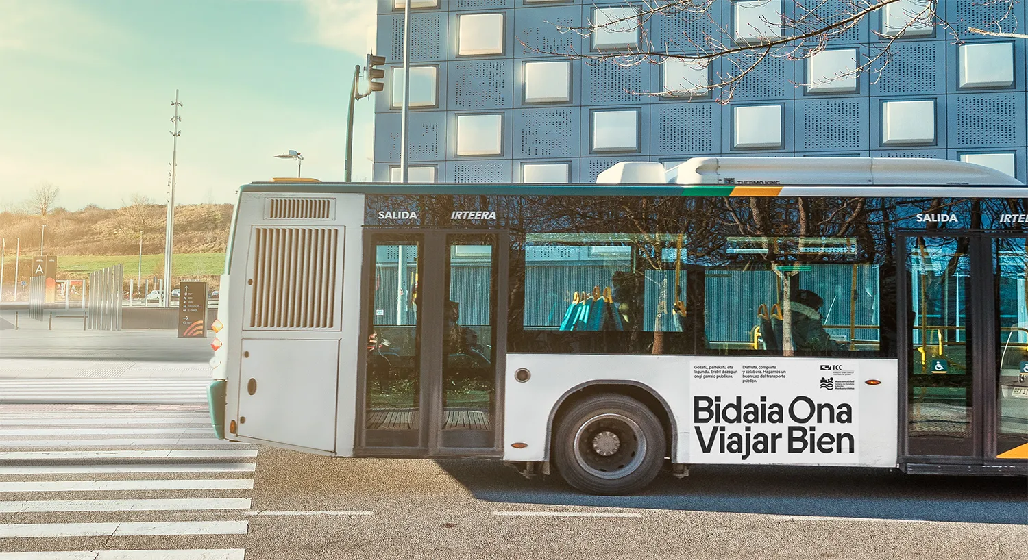 Autobús con la campaña Viajar Bien