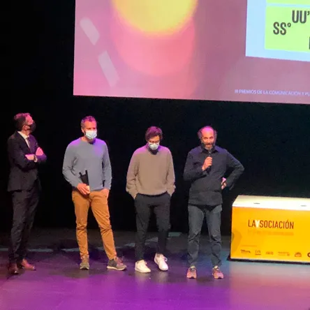 WellDone recogiendo el premio